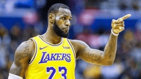  詹姆斯三双助湖人逆转勇士，西部榜首之争白热化